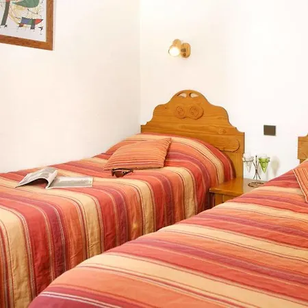 Sleeps 6 Wifi Apartment